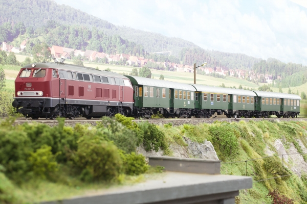 43180-01 - BR 218 mit drei 4-achsigen Umbauwagen, DB, Epoche 4